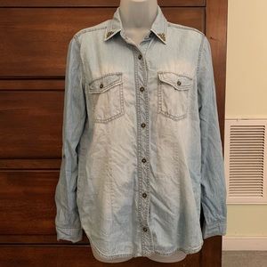 ROCK & REPUBLIC - Button Up Chambray Shirt